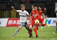 激しい競り合いをみせる中山 雄登（熊本）と垣根 拓也（秋田）【明治安田Ｊ３ 第19節 熊本vs秋田】