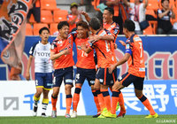 同点に追いつかれた2分後、見方から横パスを受けた新井 純平(#24)がカットインから左足で狙い澄ましたシュートを決め、長野が再びリードを奪う【明治安田J3 第19節 長野vs北九州】