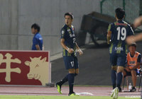 クロスをゴール中央で髙澤 優也(#17)が頭で合わせ、群馬が勝ち越しに成功【明治安田J3 第19節 群馬vsYS横浜】