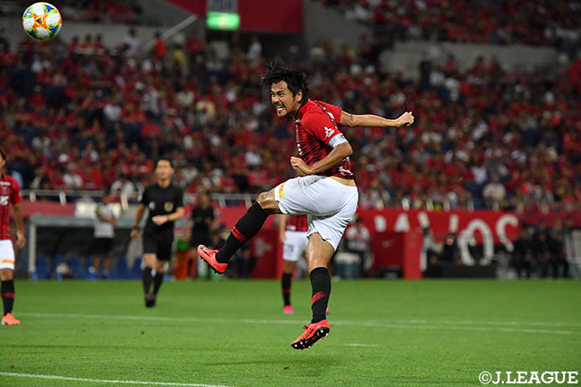 前半AT、興梠 慎三のヘディングシュートが決まり、浦和が1点を返す【明治安田Ｊ１ 第21節 浦和vs名古屋】