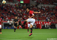 前半AT、興梠 慎三のヘディングシュートが決まり、浦和が1点を返す【明治安田Ｊ１ 第21節 浦和vs名古屋】