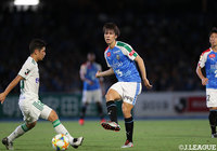 ボールを供給する田中 碧（川崎Ｆ）【明治安田Ｊ１ 第21節 川崎Ｆvs松本】