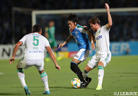 囲まれながらも落ち着いてボールをキープする中村 憲剛(川崎F)【明治安田J1 第21節 川崎Fvs松本】