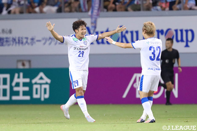 後半37分、ドリブルで攻め上がった岩田 智輝（#29）がミドルシュートを突き刺し、大分が逆転に成功【明治安田Ｊ１ 第21節 鳥栖vs大分】