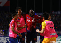 ピーター ウタカ（甲府）は2ゴールの活躍！6試合ぶりの得点に笑顔がこぼれた【明治安田Ｊ２ 第26節 甲府vs町田】