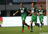 こぼれ球をライアン デ フリース(岐阜)が左足で突き刺し、3点目を奪う!【明治安田J2 第26節 長崎vs岐阜】