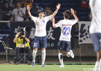 松尾 佑介（横浜FC/#37）がPA左から右足でグラウンダーのシュートをゴール左に突き刺し、追加点を獲得する【明治安田Ｊ２ 第26節 福岡vs横浜FC】