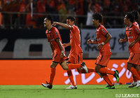 クロスのクリアボールを茨田 陽生が右足のダイレクトボレーで合わせて、大宮が勝ち越し！【明治安田Ｊ２ 第26節 大宮vs山形】