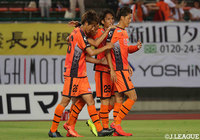 開始13分、高井 和馬(山口/#4)がゴール左スミにループシュートを決めて、先制に成功【明治安田J2 第26節 山口vs水戸】