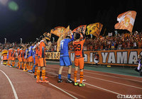 山口が5試合ぶりに勝利。詰めかけたサポーターと勝点3獲得を祝った【明治安田Ｊ２ 第26節 山口vs水戸】