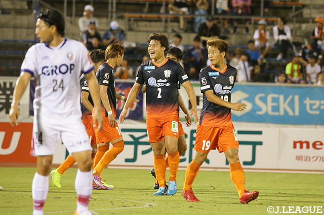 左からのクロスをファーサイドの山﨑 浩介（愛媛/#2）がドンピシャで合わせ、ホームチームが先制点を奪取！【明治安田Ｊ２ 第26節 愛媛vs岡山】