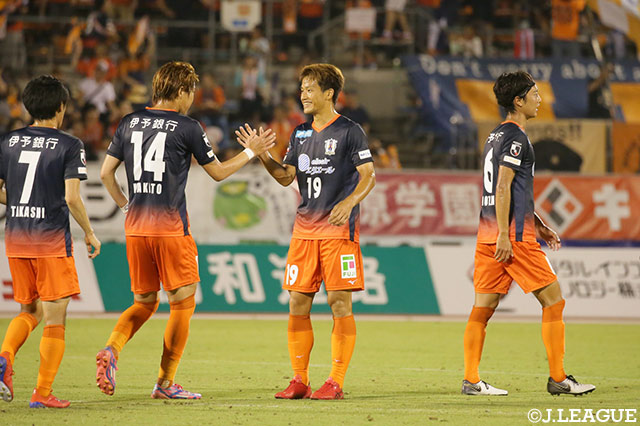 先制から7分後、味方のシュートはGKに弾かれるもこぼれ球を藤本 佳希（#19）が押し込み、愛媛が追加点を獲得！【明治安田Ｊ２ 第26節 愛媛vs岡山】