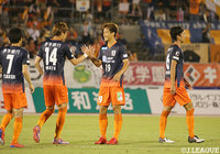 先制から7分後、味方のシュートはGKに弾かれるもこぼれ球を藤本 佳希（#19）が押し込み、愛媛が追加点を獲得！【明治安田Ｊ２ 第26節 愛媛vs岡山】