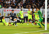 DFのマークに遭いながら酒本 憲幸(鹿児島)が体ごと押し込むような執念の逆転ゴールを挙げる!【明治安田J2 第26節 鹿児島vs千葉】