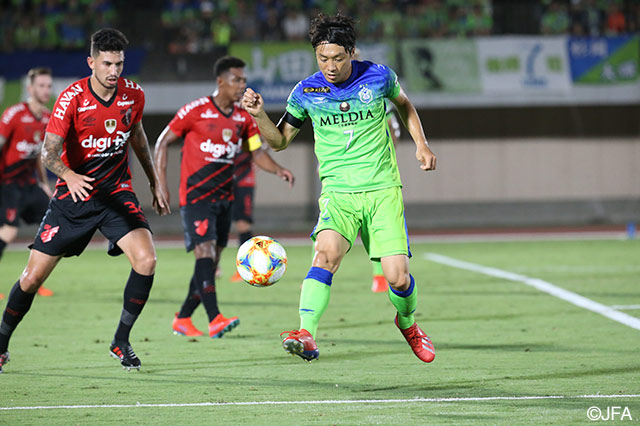 攻撃の糸口を探る梅崎 司（湘南）だが、隙のないアトレチコPRを前にリズムを作れない【ＪリーグYBCルヴァンカップ/CONMEBOLスダメリカーナ 王者決定戦 湘南vsアトレチコ パラナエンセ】