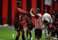 同点ゴールを決めた鈴木 武蔵が今節が札幌でのラストゲームとなる小野 伸二の元に駆け寄りハイタッチを交わす【明治安田Ｊ１ 第22節 札幌vs浦和】