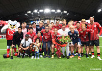 試合後、札幌でのラストゲームとなった小野 伸二と共に記念撮影が行われた【明治安田Ｊ１ 第22節 札幌vs浦和】