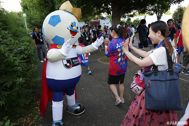 Ｊリーグキングがハイタッチでお出迎え♪【明治安田Ｊ１ 第22節 FC東京vs仙台】