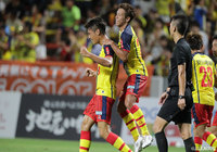 ペナルティエリア左でスルーパスを受けた町野 修斗(#18)が角度がないところからシュートを放つと、これが決まり、北九州が逆転に成功する【明治安田J3 第20節 北九州vsG大23】