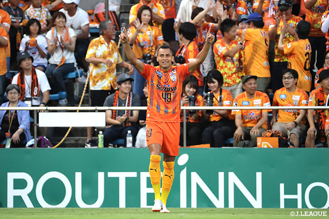 GKがファンブルしたボールにドウグラス（清水）が反応！難しい体勢から押し込み、清水が先制に成功する【明治安田Ｊ１ 第22節 清水vs松本】