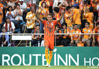 GKがファンブルしたボールにドウグラス（清水）が反応！難しい体勢から押し込み、清水が先制に成功する【明治安田Ｊ１ 第22節 清水vs松本】