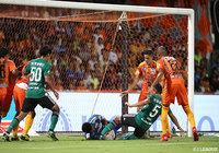 CKから松本がチャンスを作るも、清水の必死の守備に遭い、最後は西部 洋平にキャッチされて同点弾は奪えない【明治安田Ｊ１ 第22節 清水vs松本】