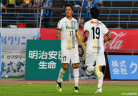 前半終了間際、髙澤 優也（#17）が味方のクロスボールをダイビングヘッドで決め、群馬が1点リードで試合を折り返す【明治安田Ｊ３ 第20節 讃岐vs群馬】