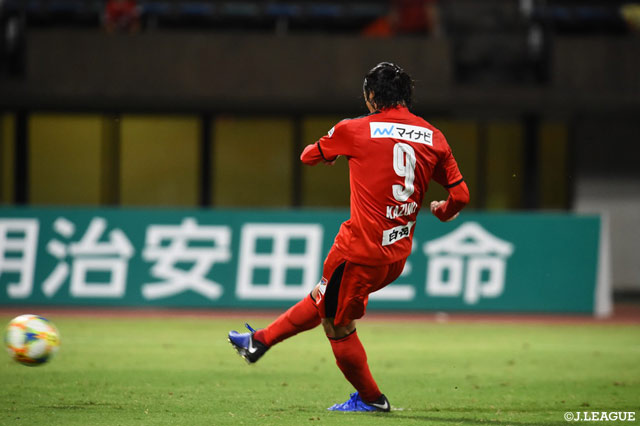 PKのキッカーの原 一樹（#9）がGKとは逆方向のゴール左隅に強烈なシュートをたたき込み、熊本が同点に追い付く【明治安田Ｊ３ 第20節 熊本vsYS横浜】