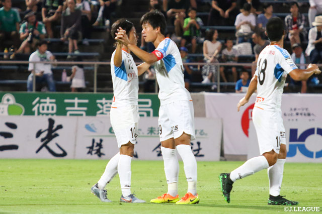 近石 哲平（八戸/#39）がCKのチャンスに、ゴール前で上手くマークを外し、ヘディングシュート叩き込み、先制点を獲得【明治安田Ｊ３ 第20節 鳥取vs八戸】