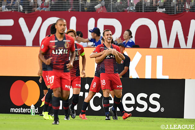 鹿島が連動した守備からボールを奪い、最後はセルジーニョ（#18）が左足の巻いたシュートをネットに突き刺し開始1分も満たない内に先制点を獲得！【明治安田Ｊ１ 第22節 鹿島vs横浜FM】