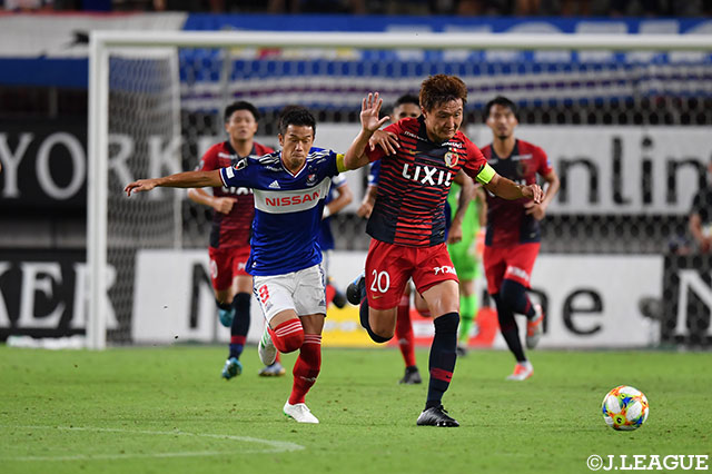 両チームのキャプテンによる激しい主導権争いが展開される【明治安田Ｊ１ 第22節 鹿島vs横浜FM】
