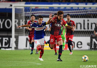 両チームのキャプテンによる激しい主導権争いが展開される【明治安田J1 第22節 鹿島vs横浜FM】