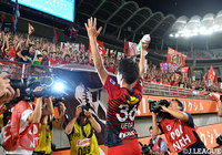 手に汗握る熱戦は2-1で鹿島に軍配。試合後、上田 綺世がスタンドのサポーターに勝利の報告【明治安田Ｊ１ 第22節 鹿島vs横浜FM】