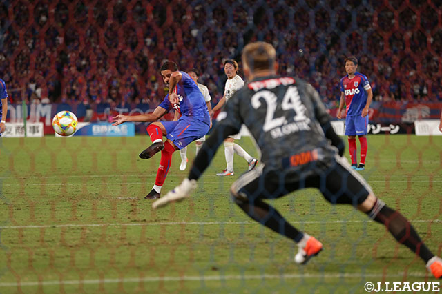 後半17分、ディエゴ オリヴェイラがやり直しのPKを落ち着いて決めて、ホームのFC東京が先制【明治安田Ｊ１ 第22節 FC東京vs仙台】
