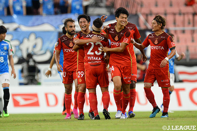 開始11分、味方のシュートを和泉 竜司（#29）が頭で逸らしたボールがネットを揺らし、名古屋が先制！【明治安田Ｊ１ 第22節 名古屋vs川崎Ｆ】