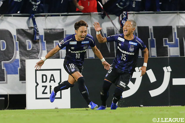 後半44分、味方のシュートのこぼれ球を倉田 秋（Ｇ大阪/#10）が蹴り込んで先制に成功！【明治安田Ｊ１ 第22節 Ｇ大阪vs広島】