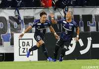 後半44分、味方のシュートのこぼれ球を倉田 秋(G大阪/#10)が蹴り込んで先制に成功!【明治安田J1 第22節 G大阪vs広島】