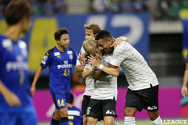 イニエスタからのパスを受けた古橋 亨梧が、鋭い反転から豪快なシュートをネットに突き刺し、神戸が先制！【明治安田Ｊ１ 第22節 大分vs神戸】