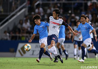 斉藤 光毅（横浜FC）と木村 祐志（水戸）がボールを奪い合う【明治安田Ｊ２ 第27節 横浜FCvs水戸】