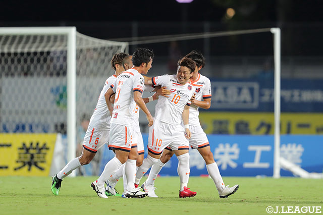 後半20分に獲得したFKを大前 元紀（#10）が直接叩き込み、アウェイの大宮が先制！【明治安田Ｊ２ 第27節 岡山vs大宮】