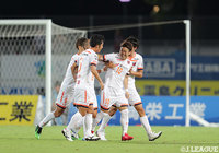 後半20分に獲得したFKを大前 元紀（#10）が直接叩き込み、アウェイの大宮が先制！【明治安田Ｊ２ 第27節 岡山vs大宮】