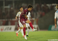 前半19分、岐阜から加入した風間 宏矢が右サイドでボールを受けるとカットインから左足でシュート！ボールはゴール左に吸い込まれ、ホームの琉球が先制【明治安田Ｊ２ 第27節 琉球vs長崎】