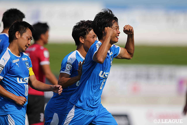 前半開始5分、クロスバーに当たって跳ね返ったボールを、山田 満夫（#6）がバイシクルシュートで押し込み、沼津が試合を優位に進める【明治安田Ｊ３ 第20節 沼津vs岩手】