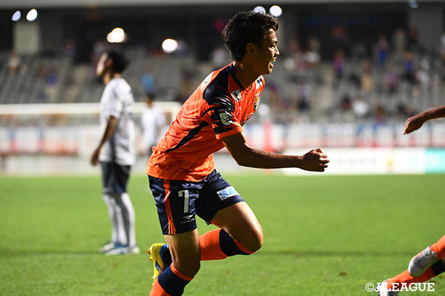 後半89分、PA内に進入した妹尾 直哉（長野/#7）がスルーパスを受けると、狙い澄まして放ったシュートが決まり、待望の先制点が生まれる【明治安田Ｊ３ 第20節 長野vsF東23】