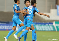 北原 大奨（#25）が倒れ込みながらも味方のパスに合わせ、秋田が幸先よく先制点を獲得【明治安田Ｊ３ 第20節 秋田vs富山】