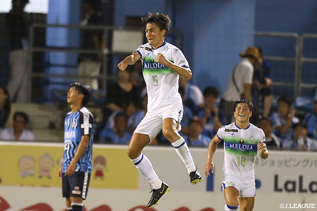 FKのチャンスに杉岡 大暉のシュートは壁に阻まれるも、リフレクションに杉岡自らが反応。左足を振り抜くと、クロスバーを叩いてゴールに吸い込まれる【明治安田Ｊ１ 第22節 磐田vs湘南】