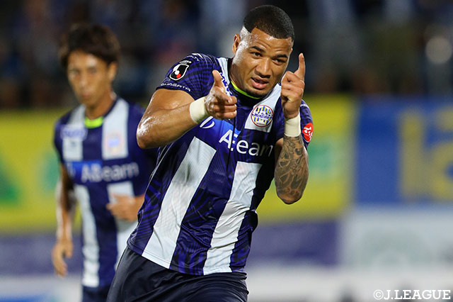 スルーパスに抜け出した半田の折り返しをジェフェルソン バイアーノが冷静に沈め、山形が先制点を奪う【明治安田Ｊ２ 第27節 山形vs新潟】