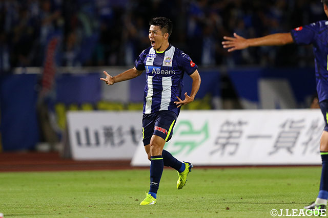 加賀のクロスに大槻 周平がダイビングヘッドで合わせ、山形がリードを2点に広げる【明治安田Ｊ２ 第27節 山形vs新潟】