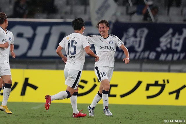 枝本 雄一郎がドリブルでペナルティエリアに進入すると、GKとの1対1を制し鹿児島がリードを奪う【明治安田Ｊ２ 第27節 東京Ｖvs鹿児島】