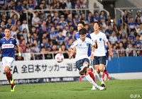 62分、味方のスルーパスに反応した齋藤 功佑(#15/横浜FC)が裏に抜け出しボールを受けると、冷静にゴール右に流し込み同点まで後1点とした【天皇杯 3回戦 横浜FMvs横浜FC】